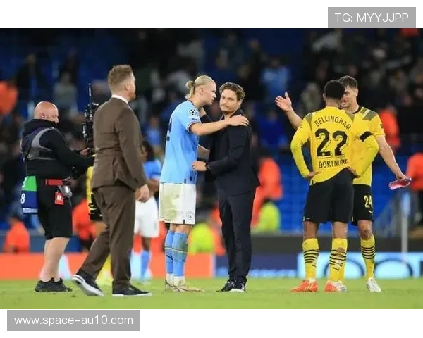 哈兰德弑旧主后拒绝庆祝,向多特蒙德球迷看台鼓掌致意 哈兰德弑旧主后拒绝庆祝,向多特蒙德球迷看台鼓掌致意